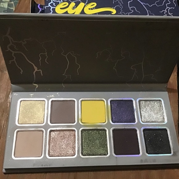 Authentic Kylie pallet eye of the storm rare - Picture 2 of 4